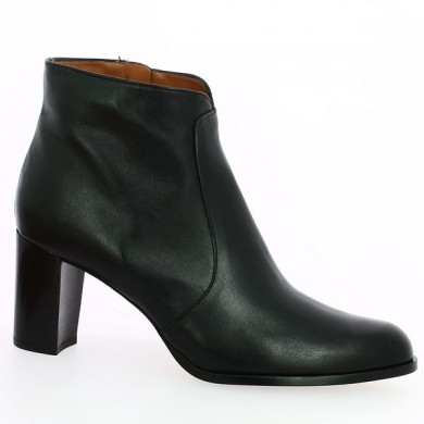 black leather boots heel woman, profile view