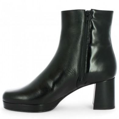 women's large size platform booties in shiny black leather, interior view