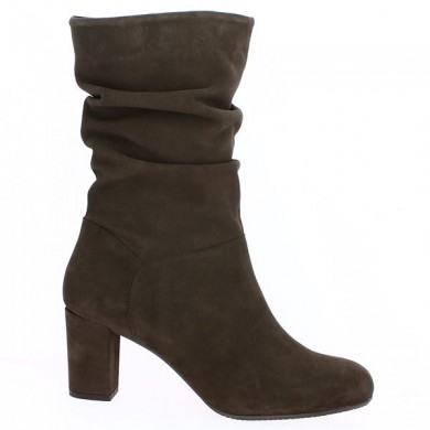 brown pleated mid-boot heel, profile view